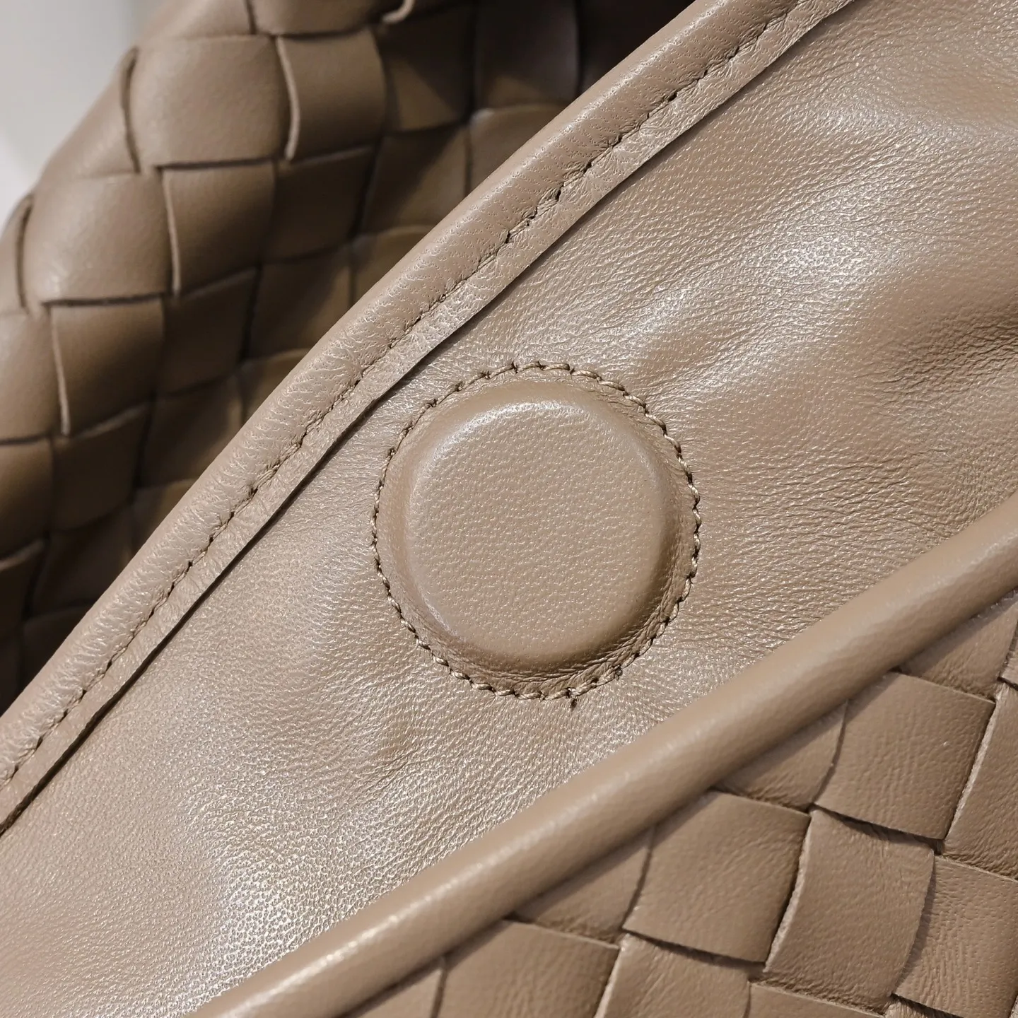 Batch 2160 #Bv Yangjin large size HOP cowhide, the bag body and handles are made of a whole piece of woven leather. The bag body is soft and lazy. Hop symbolizes the praise of innovation and eternal craftsmanship [love]. The pyramid silhouette combines practicality and fashion. Modern and casual, the bag mouth is double-sided closed design, more convenient and safe! Made of soft cowhide and full of texture, this is a must-have for fashionable ladies who like minimalism, comfort and casualness! Model: 3970 Dimensions: 54x24x13